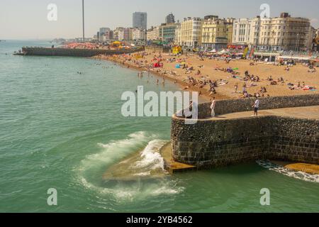 Der Strand von Brighton vom Palace Pier Stockfoto