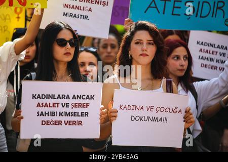 Gaziantep, Turkiye. Oktober 2024. Gaziantep, Turkiye. 14. Oktober 2024. Auf dem Campus der Gaziantep University in Gaziantep, Süd-Turkiye, halten Studentinnen eine Mahnwache, um Gewalt an Mädchen und Frauen anzuprangern. Die Demonstranten skandierten Slogans und brachten Banner auf, die zum Schutz von Frauen und Kindern aufriefen, während sie der Regierung die Schuld gaben, nicht genug zu tun, um junge Mädchen und Frauen zu schützen. Seit der Ermordung zweier junger Frauen in Istanbul in der vergangenen Woche protestieren seit einer Woche täglich Hunderte von Frauen in verschiedenen türkischen Städten und Universitätscampus. Die Demonstranten hoben auch hervor, dass VI Stockfoto