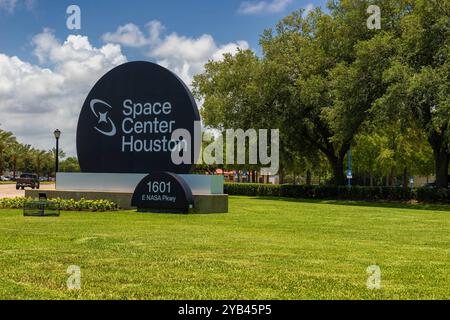 Houston, Texas, USA - 20. Juni 2024: Schild vor dem Houstion Space Center am E. NASA Parkway. Stockfoto