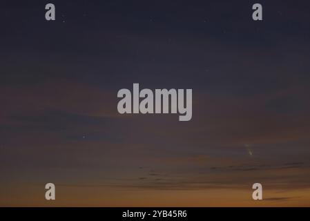 Komet C/2023 A3 (Tsuchinshan ATLAS) und der Planet Venus, aufgenommen bei Sonnenuntergang durch die Wolken am 13. Oktober 2024 Stockfoto