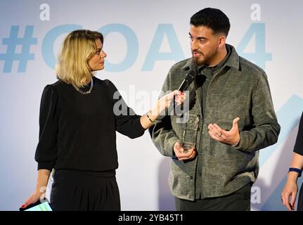 Marl, Deutschland. Oktober 2024. Grimme Online Award 2024: Moderatorin Anja Backhaus spricht mit Tahsim Durgur, Gewinner in der Kategorie „Audience Award“ für seinen TikTok-Kanal „@tahdur“. Seit 2001 zeichnet das Grimme-Institut hochwertige journalistische Online-Angebote aus. Quelle: Bernd Thissen/dpa/Alamy Live News Stockfoto