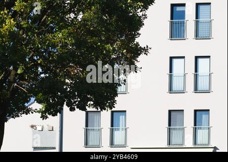 Neu gebauter Wohnblock. Moderne generische Architektur. Neues Wohngebäude und Wohnkonzept. Konzept der Gehäuseverfügbarkeit. Stockfoto