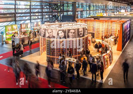 Frankfurt/Main, Deutschland. Oktober 2024. 76. Frankfurter Buchmesse / Frankfurter Buchmesse 2024: Blick in die Ausstellungshalle 3,0 mit Stand der Verlagsgruppe Droemer Knaur u. a. Quelle: Christian Lademann/LademannMedia/Alamy Live News Stockfoto