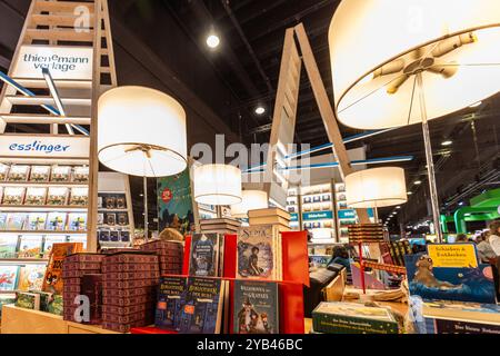 Frankfurt/Main, Deutschland. Oktober 2024. 76. Frankfurter Buchmesse / Frankfurter Buchmesse 2024: Stand des Thienemann-Esslinger Verlags mit Kinderbüchern. Quelle: Christian Lademann/LademannMedia/Alamy Live News Stockfoto