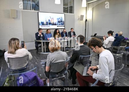 Jean Tamalet (L), der französische Schriftsteller Lamya Essemlali (C), der französisch-britische Anwalt William Julie (2R) und der französische Anwalt Emmanuel Jez halten am 16. Oktober 2024 in Paris eine Pressekonferenz über die Inhaftierung von Paul Watson ab. Foto: Firas Abdullah/ABACAPRESS. COM Credit: Abaca Press/Alamy Live News Stockfoto