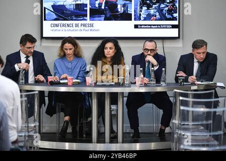 Jean Tamalet (L), der französische Schriftsteller Lamya Essemlali (C), der französisch-britische Anwalt William Julie (2R) und der französische Anwalt Emmanuel Jez halten am 16. Oktober 2024 in Paris eine Pressekonferenz über die Inhaftierung von Paul Watson ab. Foto: Firas Abdullah/ABACAPRESS. COM Credit: Abaca Press/Alamy Live News Stockfoto