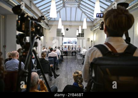 Jean Tamalet (L), der französische Schriftsteller Lamya Essemlali (C), der französisch-britische Anwalt William Julie (2R) und der französische Anwalt Emmanuel Jez halten am 16. Oktober 2024 in Paris eine Pressekonferenz über die Inhaftierung von Paul Watson ab. Foto: Firas Abdullah/ABACAPRESS. COM Credit: Abaca Press/Alamy Live News Stockfoto