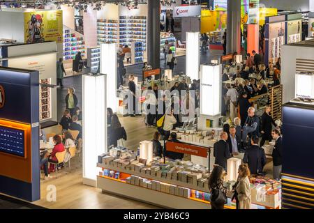 Frankfurt/Main, Deutschland. Oktober 2024. 76. Frankfurter Buchmesse / Frankfurter Buchmesse 2024: Blick in die Ausstellungshalle 3,0. Quelle: Christian Lademann/LademannMedia/Alamy Live News Stockfoto