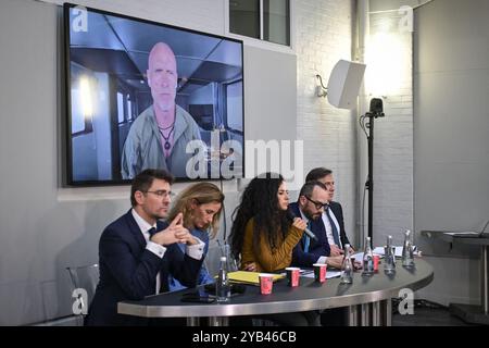 Jean Tamalet (L), der französische Schriftsteller Lamya Essemlali (C), der französisch-britische Anwalt William Julie (2R) und der französische Anwalt Emmanuel Jez halten am 16. Oktober 2024 in Paris eine Pressekonferenz über die Inhaftierung von Paul Watson ab. Foto: Firas Abdullah/ABACAPRESS. COM Credit: Abaca Press/Alamy Live News Stockfoto