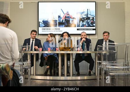 Jean Tamalet (L), der französische Schriftsteller Lamya Essemlali (C), der französisch-britische Anwalt William Julie (2R) und der französische Anwalt Emmanuel Jez halten am 16. Oktober 2024 in Paris eine Pressekonferenz über die Inhaftierung von Paul Watson ab. Foto: Firas Abdullah/ABACAPRESS. COM Credit: Abaca Press/Alamy Live News Stockfoto