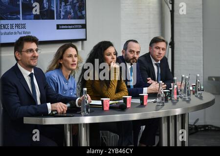 Jean Tamalet (L), der französische Schriftsteller Lamya Essemlali (C), der französisch-britische Anwalt William Julie (2R) und der französische Anwalt Emmanuel Jez halten am 16. Oktober 2024 in Paris eine Pressekonferenz über die Inhaftierung von Paul Watson ab. Foto: Firas Abdullah/ABACAPRESS. COM Credit: Abaca Press/Alamy Live News Stockfoto