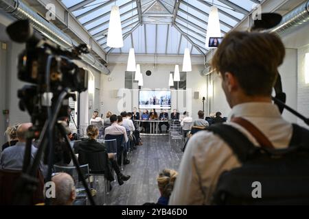 Jean Tamalet (L), der französische Schriftsteller Lamya Essemlali (C), der französisch-britische Anwalt William Julie (2R) und der französische Anwalt Emmanuel Jez halten am 16. Oktober 2024 in Paris eine Pressekonferenz über die Inhaftierung von Paul Watson ab. Foto: Firas Abdullah/ABACAPRESS. COM Credit: Abaca Press/Alamy Live News Stockfoto