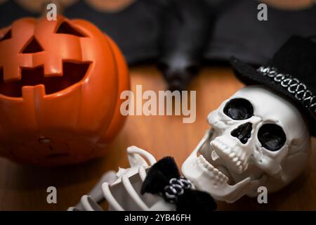 Nahaufnahme Von Skelett Für Halloween. Kürbis und Fledermaus auf dem Hintergrund Stockfoto