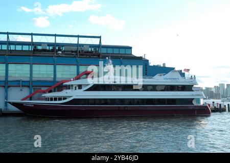 New York, Usa. Oktober 2024. Boats by City Cruises werden auf dem Hudson River in Manhattan, New York City, gesehen. (Foto: Jimin Kim/SOPA Images/SIPA USA) Credit: SIPA USA/Alamy Live News Stockfoto