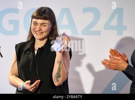 Marl, Deutschland. Oktober 2024. Grimme Online Award 2024: Susanne Siegert, Gewinnerin in der Kategorie „Wissen und Bildung“ für „keine.erinnerungskultur“, freut sich über den Preis. Seit 2001 zeichnet das Grimme-Institut hochwertige journalistische Online-Angebote aus. Quelle: Bernd Thissen/dpa/Alamy Live News Stockfoto