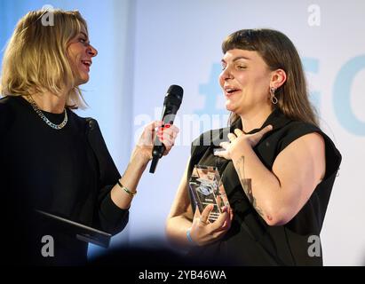 Marl, Deutschland. Oktober 2024. Grimme Online Award 2024: Moderatorin Anja Backhaus spricht mit Susanne Siegert, Gewinnerin in der Kategorie „Wissen und Bildung“ für „keine.erinnerungskultur“. Seit 2001 zeichnet das Grimme-Institut hochwertige journalistische Online-Angebote aus. Quelle: Bernd Thissen/dpa/Alamy Live News Stockfoto