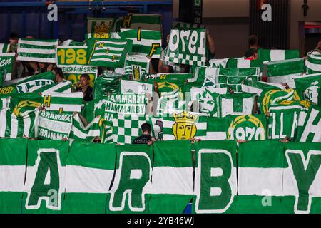 Barcelona, Spanien. Oktober 2024. Barcelona, Spanien, 15. Oktober 2024: Hammarby-Fans sind während des Fußballspiels der UEFA Women's Champions League zwischen dem FC Barcelona und Hammarby im Johan Cruyff Stadium in Barcelona, Spanien (Judit Cartiel/SPP) zu sehen. /Alamy Live News Stockfoto