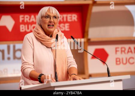 Frankfurt/Main, Deutschland. Oktober 2024. 76. Frankfurter Buchmesse / Frankfurter Buchmesse 2024: Claudia Roth, deutsche Politikerin (Allianz 90/die Grünen) und seit 2021 Beauftragte der Bundesregierung für Kultur und Medien, hält eine Keynote in der Podiumsdiskussion Künstliche Intelligenz und Sprache im Frankfurter Pavillon. Quelle: Christian Lademann/LademannMedia/Alamy Live News Stockfoto