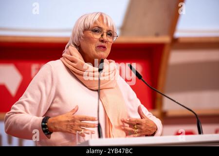 Frankfurt/Main, Deutschland. Oktober 2024. 76. Frankfurter Buchmesse / Frankfurter Buchmesse 2024: Claudia Roth, deutsche Politikerin (Allianz 90/die Grünen) und seit 2021 Beauftragte der Bundesregierung für Kultur und Medien, hält eine Keynote in der Podiumsdiskussion Künstliche Intelligenz und Sprache im Frankfurter Pavillon. Quelle: Christian Lademann/LademannMedia/Alamy Live News Stockfoto