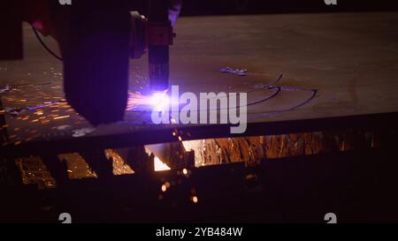 Metallbearbeitung mit Funken bei CNC-Bearbeitung. Laserschneiden an der Maschine. Laserschneiden. Stockfoto