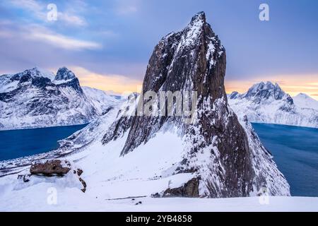 Der Gipfel des Segla-Berges vom Hesten Trail in der Nähe von Fjordgard auf der Insel Senja, Norwegen im Winter. Malerische Winterlandschaft mit schneebedeckten Bergen und Stockfoto
