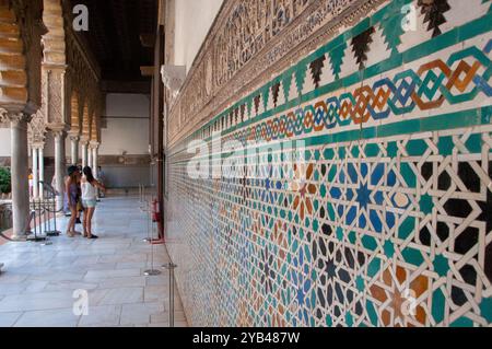 Details mit Fliesen des echten Alcázar de Sevilla. Spanien Stockfoto