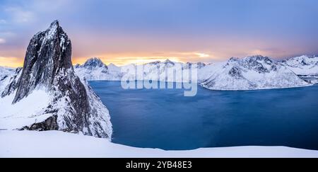 Panorama des Segla-Berggipfels und des Fjords vom Hesten Trail in der Nähe von Fjordgard auf der Insel Senja, Norwegen im Winter. Malerische Winterlandschaft mit Schnee Stockfoto