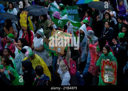 Quito, Ecuador. September 2024. Demonstranten marschieren mit Plakaten während der Demonstration. Verschiedene feministische Kollektive marschieren in den Straßen von Quito, um gegen die Diskriminierung von Abtreibung zu protestieren. Trotz der historischen Entscheidung des ecuadorianischen Verfassungsgerichts, Abtreibungen zu entkriminalisieren, verlief die Umsetzung der Entkriminalisierung langsam und stieß auf politischen und sozialen Widerstand. (Foto: Veronica Lombeida/SOPA Images/SIPA USA) Credit: SIPA USA/Alamy Live News Stockfoto