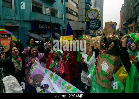 Quito, Ecuador. September 2024. Demonstranten marschieren mit Plakaten, während sie während der Demonstration Slogans singen. Verschiedene feministische Kollektive marschieren in den Straßen von Quito, um gegen die Diskriminierung von Abtreibung zu protestieren. Trotz der historischen Entscheidung des ecuadorianischen Verfassungsgerichts, Abtreibungen zu entkriminalisieren, verlief die Umsetzung der Entkriminalisierung langsam und stieß auf politischen und sozialen Widerstand. (Foto: Veronica Lombeida/SOPA Images/SIPA USA) Credit: SIPA USA/Alamy Live News Stockfoto