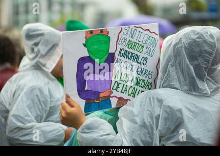 Quito, Ecuador. September 2024. Ein Demonstrant mit Regenmantel hält während der Demonstration ein Plakat mit der Aufschrift „wenn Sie Abtreibungen nicht mögen, ignorieren Sie sie einfach, wie Sie Straßenkinder ignorieren“. Verschiedene feministische Kollektive marschieren in den Straßen von Quito, um gegen die Diskriminierung von Abtreibung zu protestieren. Trotz der historischen Entscheidung des ecuadorianischen Verfassungsgerichts, Abtreibungen zu entkriminalisieren, verlief die Umsetzung der Entkriminalisierung langsam und stieß auf politischen und sozialen Widerstand. (Foto: Veronica Lombeida/SOPA Images/SIPA USA) Credit: SIPA USA/Alamy Live News Stockfoto