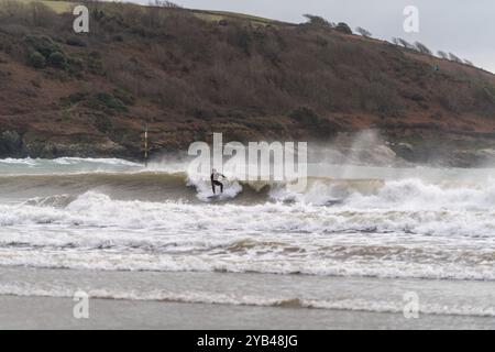 Einsame Surfer können das Beste aus Storm Brian herausholen und die Wellen auf den North Sands in Salcombe, South Hams, Devon, beobachten. Stockfoto