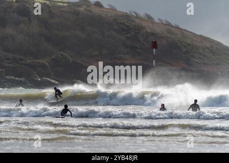 Surfer können das Beste aus Storm Brian herausholen und die Wellen auf den North Sands in Salcombe, South Hams, Devon beobachten. Stockfoto