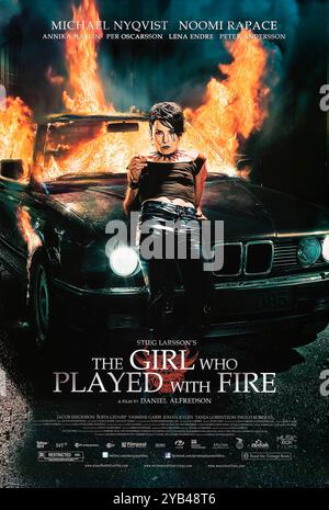 The Girl Who Played with Fire (2009) von Daniel Alfredson mit Noomi Rapace, Michael Nyqvist und Lena Endre. Lisbeth Salander wird in eine Morduntersuchung mit ihrer Vergangenheit hineingezogen. US-Poster mit einem Blatt ***NUR FÜR REDAKTIONELLE ZWECKE***. Beschreibung: BFA / Music Box Films Stockfoto