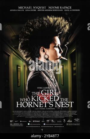 The Girl Who Kicked the Hornet’s Nest (2009) von Daniel Alfredson mit Noomi Rapace, Michael Nyqvist und Lena Endre. Lisbeth Salander kämpft, um ihren Namen zu löschen, während sie Korruption aufdeckt. US-Poster mit einem Blatt ***NUR FÜR REDAKTIONELLE ZWECKE***. Beschreibung: BFA / Music Box Films Stockfoto