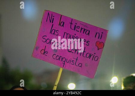 Quito, Pichincha, Ecuador. September 2024. Während der Demonstration ist ein Plakat mit der Aufschrift "˜Frauen und Land sind kein Eroberungsgebiet" zu sehen. Verschiedene feministische Kollektive marschieren in den Straßen von Quito, um gegen die Diskriminierung von Abtreibung zu protestieren. Trotz der historischen Entscheidung des ecuadorianischen Verfassungsgerichts, Abtreibungen zu entkriminalisieren, verlief die Umsetzung der Entkriminalisierung langsam und stieß auf politischen und sozialen Widerstand. (Credit Image: © Veronica Lombeida/SOPA Images via ZUMA Press Wire) NUR REDAKTIONELLE VERWENDUNG! Nicht für kommerzielle ZWECKE! Stockfoto