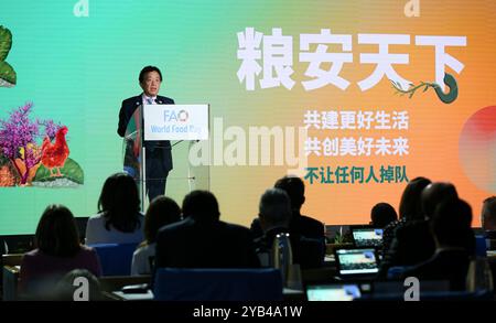 Rom, Italien. Oktober 2024. Qu Dongyu, Generaldirektor der Ernährungs- und Landwirtschaftsorganisation der Vereinten Nationen (FAO), spricht am 16. Oktober 2024 in Rom, Italien, anlässlich des Welternährungstages. Das Institut für Pflanzenschutz der Chinesischen Akademie der Agrarwissenschaften (IPPCAAS) wurde am Mittwoch bei der feierlichen Veranstaltung der FAO anlässlich des Welternährungstages in Rom mit dem Ernährungs- und Landwirtschaftsorganisation der Vereinten Nationen (FAO) Achievement Award ausgezeichnet. Quelle: Li Jing/Xinhua/Alamy Live News Stockfoto