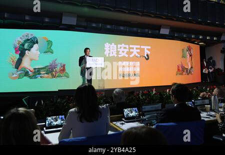 Rom, Italien. Oktober 2024. Qu Dongyu, Generaldirektor der Ernährungs- und Landwirtschaftsorganisation der Vereinten Nationen (FAO), spricht am 16. Oktober 2024 in Rom, Italien, anlässlich des Welternährungstages. Das Institut für Pflanzenschutz der Chinesischen Akademie der Agrarwissenschaften (IPPCAAS) wurde am Mittwoch bei der feierlichen Veranstaltung der FAO anlässlich des Welternährungstages in Rom mit dem Ernährungs- und Landwirtschaftsorganisation der Vereinten Nationen (FAO) Achievement Award ausgezeichnet. Quelle: Li Jing/Xinhua/Alamy Live News Stockfoto