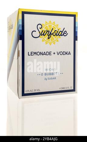 Winneconne, WI - 15. Oktober 2024: Ein Paket mit surfside Limonade und Wodka-Drink auf einem isolierten Hintergrund. Stockfoto