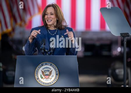 Washington Crossing, Usa. Oktober 2024. Die für den demokratischen Präsidenten nominierte Vizepräsidentin Kamala Harris spricht am Mittwoch, den 16. Oktober 2024, während eines Stopps im Washington Crossing Historic Park in Pennsylvania. Foto: David Muse/UPI Credit: UPI/Alamy Live News Stockfoto