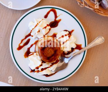 Süßer europäischer Dessertfloan mit Schlagsahne Stockfoto