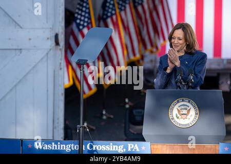 Washington Crossing, Usa. Oktober 2024. Die für den demokratischen Präsidenten nominierte Vizepräsidentin Kamala Harris spricht am Mittwoch, den 16. Oktober 2024, während eines Stopps im Washington Crossing Historic Park in Pennsylvania. Foto: David Muse/UPI Credit: UPI/Alamy Live News Stockfoto