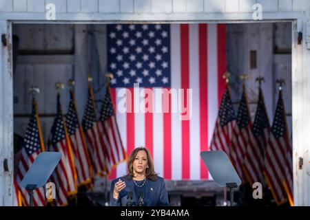 Washington Crossing, Usa. Oktober 2024. Die für den demokratischen Präsidenten nominierte Vizepräsidentin Kamala Harris spricht am Mittwoch, den 16. Oktober 2024, während eines Stopps im Washington Crossing Historic Park in Pennsylvania. Foto: David Muse/UPI Credit: UPI/Alamy Live News Stockfoto