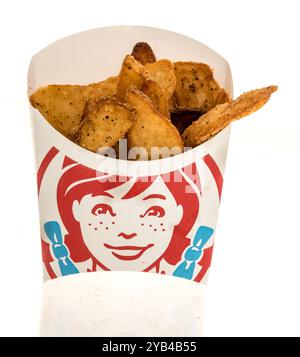 Winneconne, WI - 15. Oktober 2024: Ein Paket mit Wendys gewürzten Kartoffeln Frühstück auf einem isolierten Hintergrund. Stockfoto