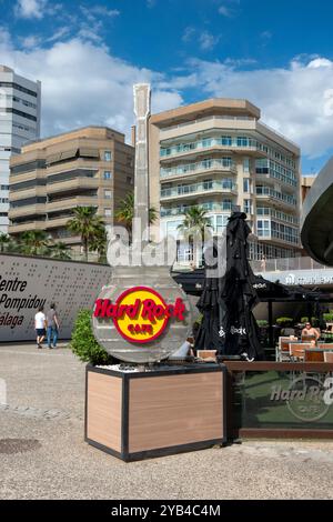 Malaga, Spanien-8. Juni 2024: Die Gitarre, Symbol des Hard Rock Cafe in der Muelle UNO der spanischen Stadt Malaga. Stockfoto