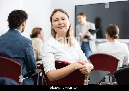 Fokussierte Erwachsene Studentin sitzt in der College-Klasse Stockfoto