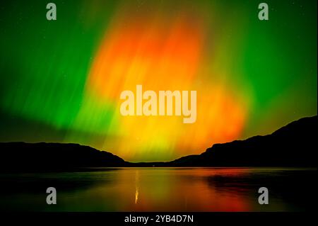 Eine atemberaubende Darstellung der Nordlichter über Ullswater im englischen Lake District Stockfoto