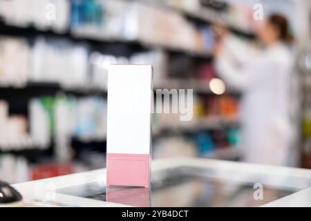 Schachtel mit Kosmetikprodukten auf dem Tresen in der Apotheke Stockfoto