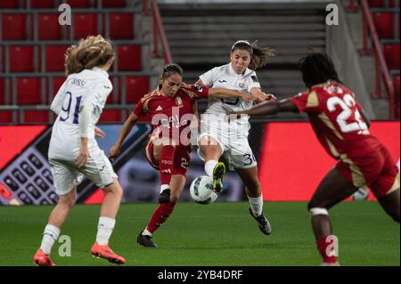 Lüttich, Belgien. Oktober 2024. Lüttich, Belgien, 16. Oktober 2024: Lola Wajnblum (23 Standard Fémina de Liège) und Luna Vanzeir (30 RSC Anderlecht Women) kämpfen um den Ball (Duell) während des Lotto Super League-Spiels zwischen Standard Femina de Lüttich und RSC Anderlecht Women im Stade Maurice Dufrasne in Lüttich, Belgien (Martin Pitsch/SPP). /Alamy Live News Stockfoto