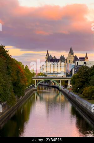 Herbstblick auf das Fairmont Chateau Laurier und den Rideau Canal in Ottawa, Kanada Stockfoto