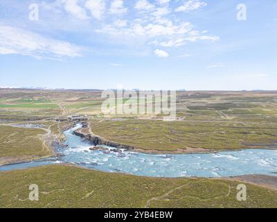 Luftlandschaft des Wasserfalls Godafoss im Norden Islands an einem sonnigen Sommertag Stockfoto